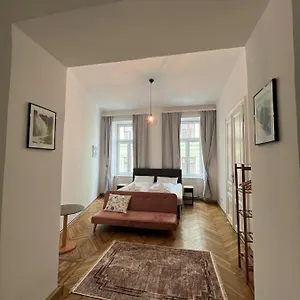 Centrally-located Authentic Apartamento Viena
